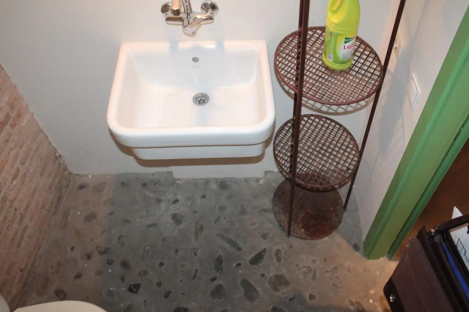 Baño de Local de alquiler en Sevilla con Aire acondicionado