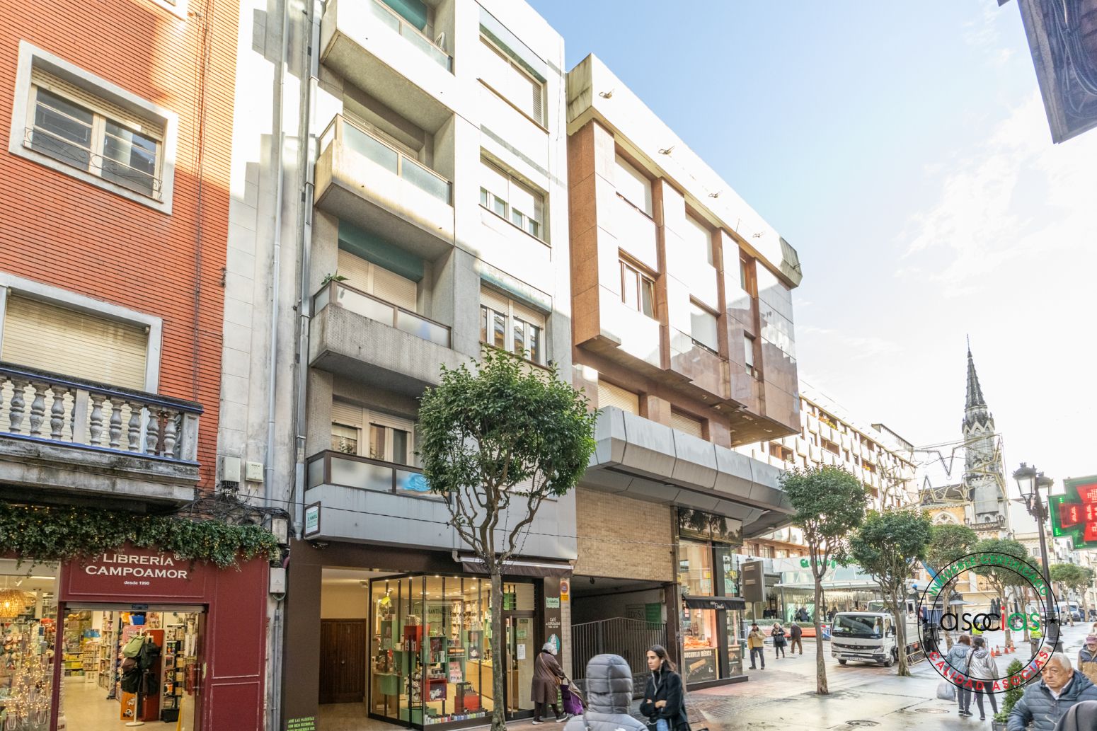 Vista exterior de Piso en venta en Oviedo  con Calefacción, Parquet y Balcón