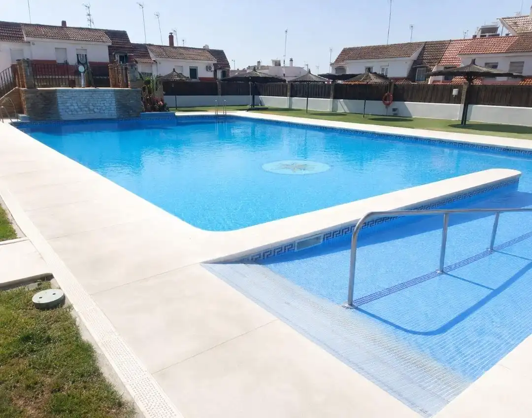 Piscina de Casa adosada en venda en Tomares amb Terrassa i Traster