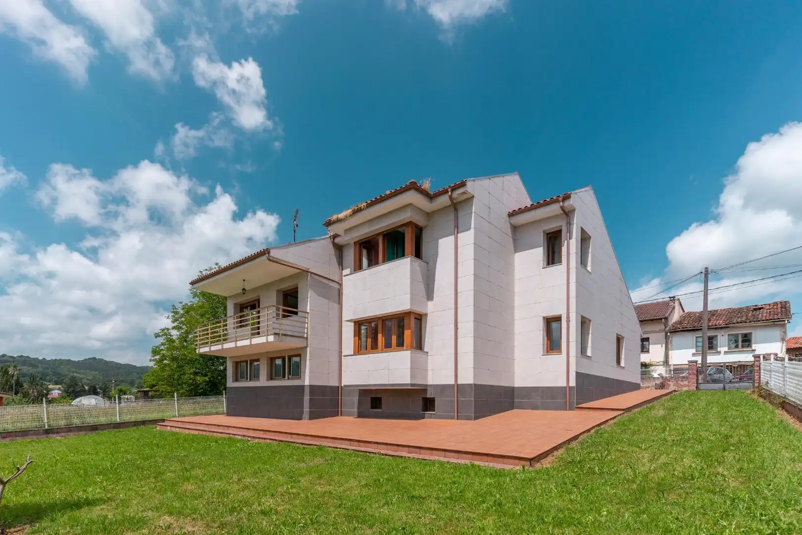 Vista exterior de Casa o xalet en venda en Bimenes amb Calefacció, Jardí privat i Terrassa