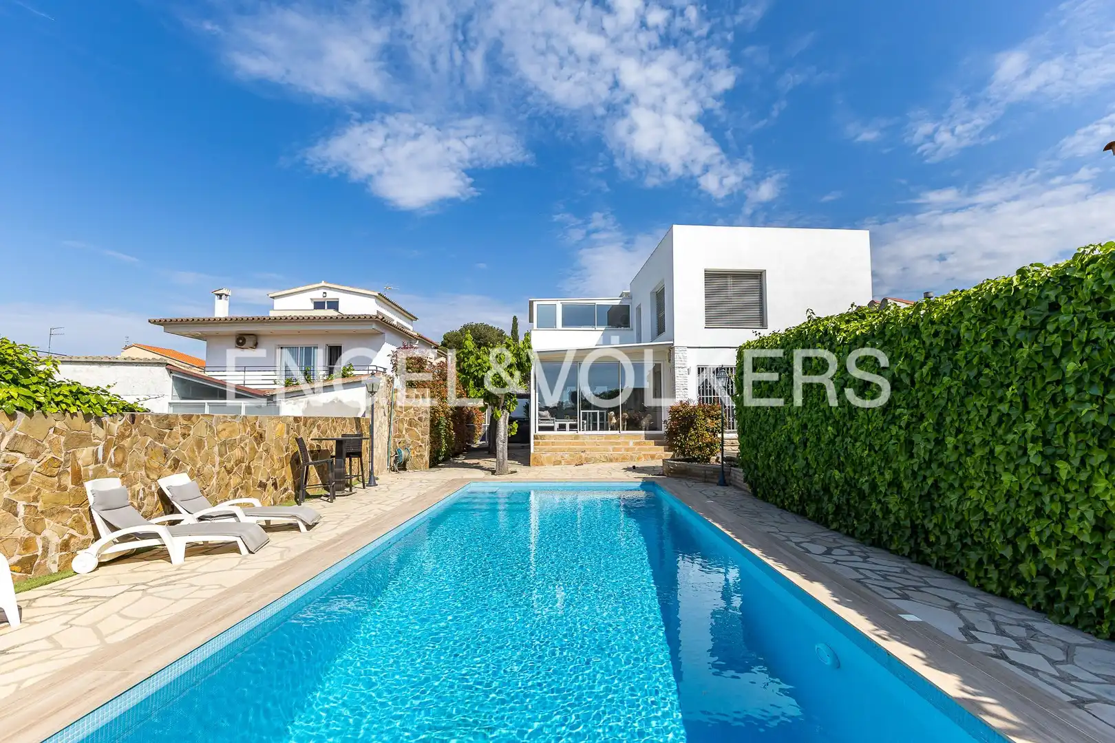 Piscina de Casa o chalet en venta en Vilanova i la Geltrú con Aire acondicionado, Calefacción y Jardín privado