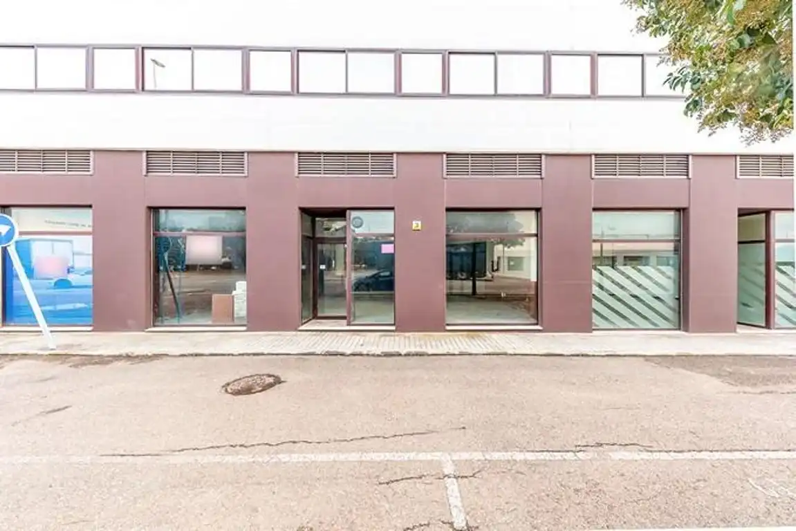 Local comercial en venta en Avenida de Benacazón 3
