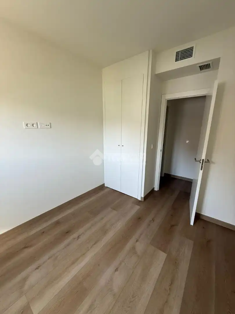 Schlafzimmer von Wohnung zur Miete in Camas mit Terrasse und Abstellraum
