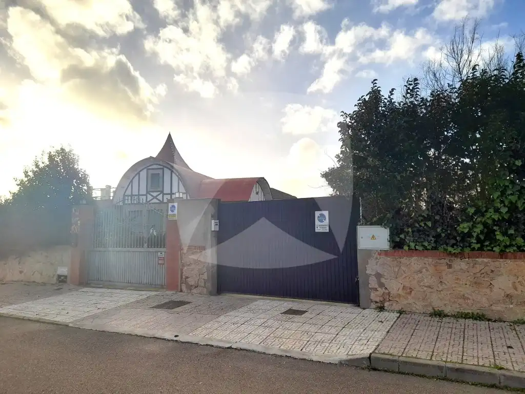 Vista exterior de Casa o xalet en venda en Badajoz amb Aire condicionat, Jardí privat i Traster