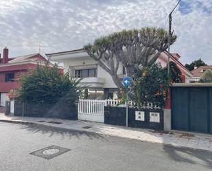 Vista exterior de Casa o xalet en venda en Las Palmas de Gran Canaria amb Jardí privat, Parquet i Terrassa