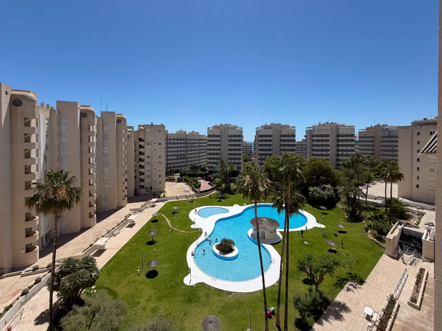 Dormitori de Apartament en venda en El Campello amb Terrassa, Traster i Piscina