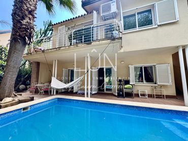 Casa pareada con piscina en venta en Altorreal - El Chorrico