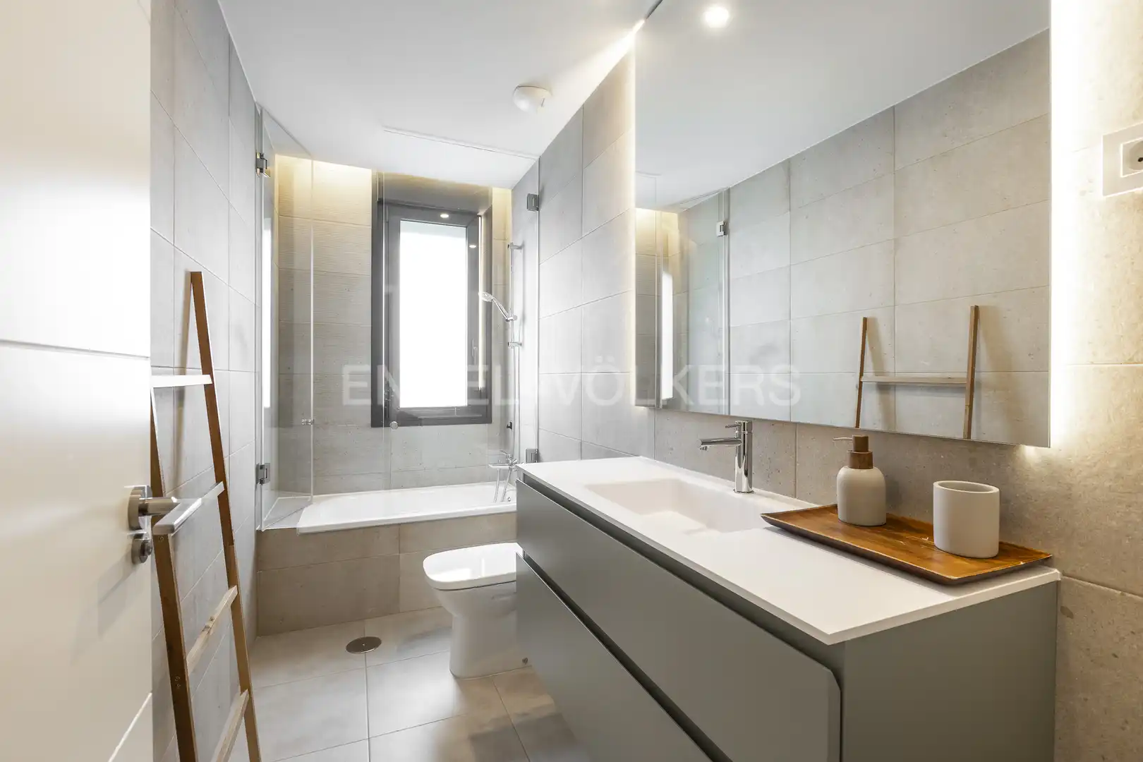 Bathroom of Flat for rent in La Moraleja  with Air Conditioner, Heating and Private garden