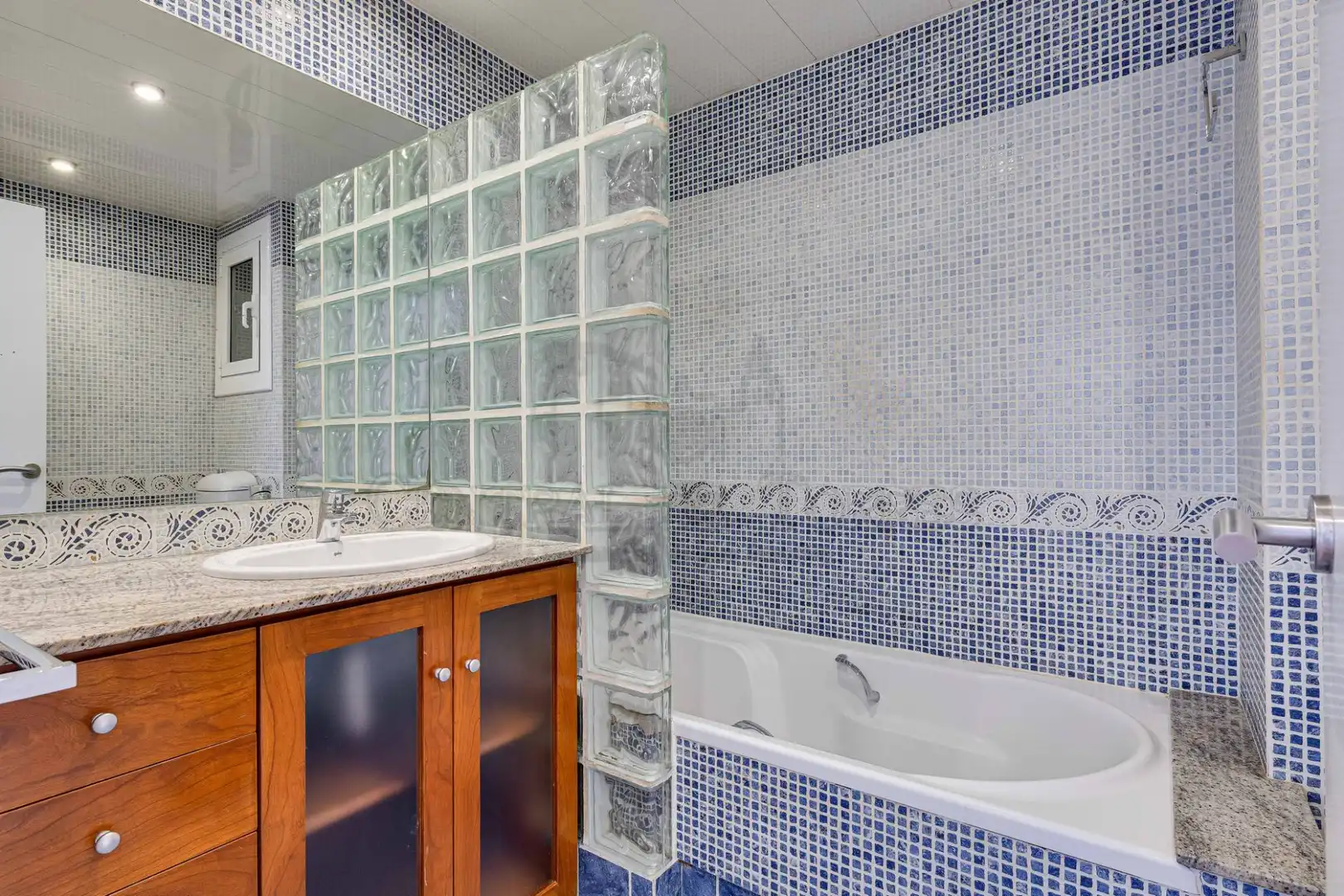 Bathroom of Flat for sale in Sant Cugat del Vallès  with Heating, Parquet flooring and Terrace