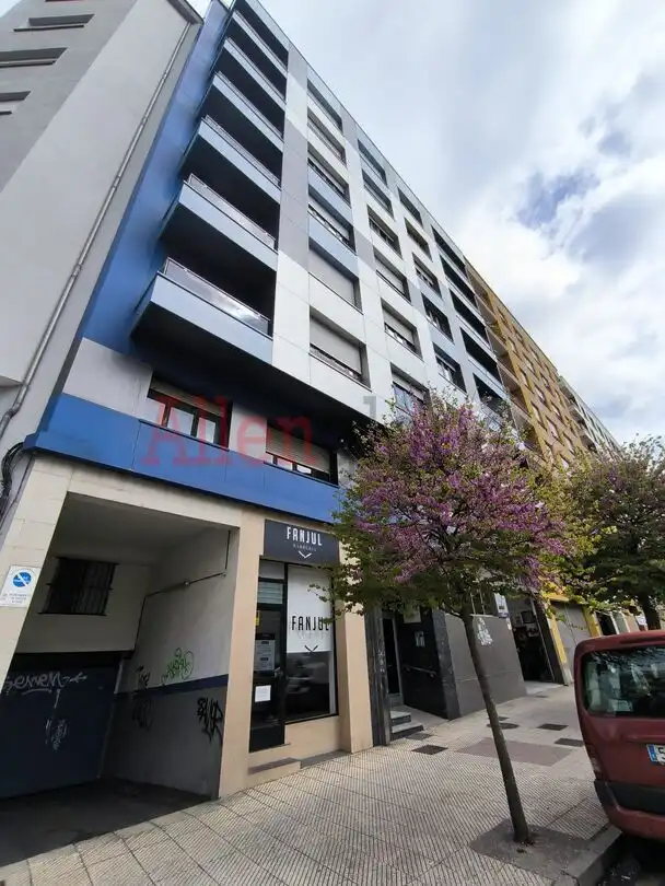 Vista exterior de Pis en venda en Oviedo  amb Calefacció i Traster