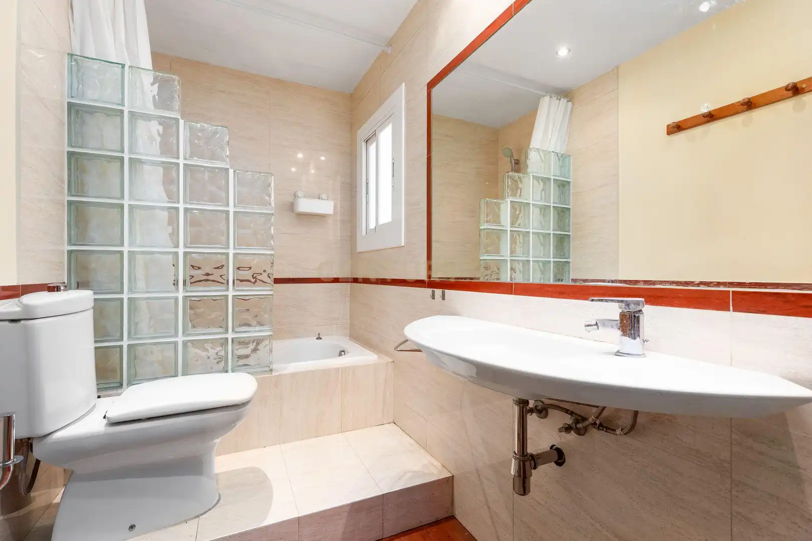Badezimmer von Wohnung zum Verkauf in Alella mit Balkon