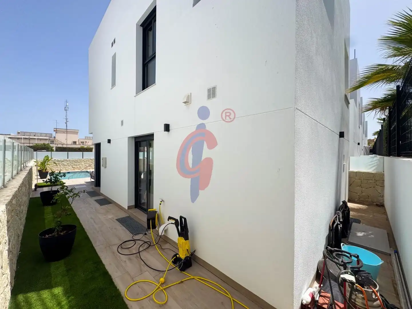 Vista exterior de Casa o xalet en venda en Orihuela amb Aire condicionat, Terrassa i Piscina