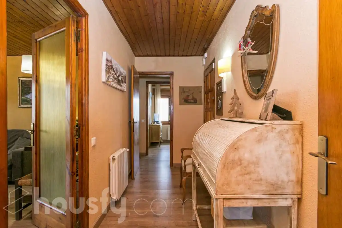Flat for sale in Alp  with Air Conditioner, Heating and Terrace