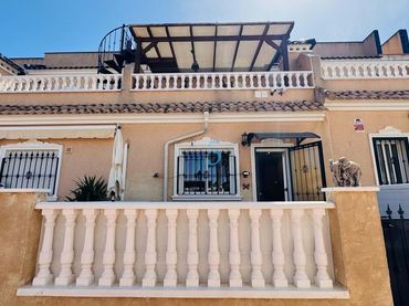 Maison mitoyenne avec balcon à vendre à Orihuela Costa