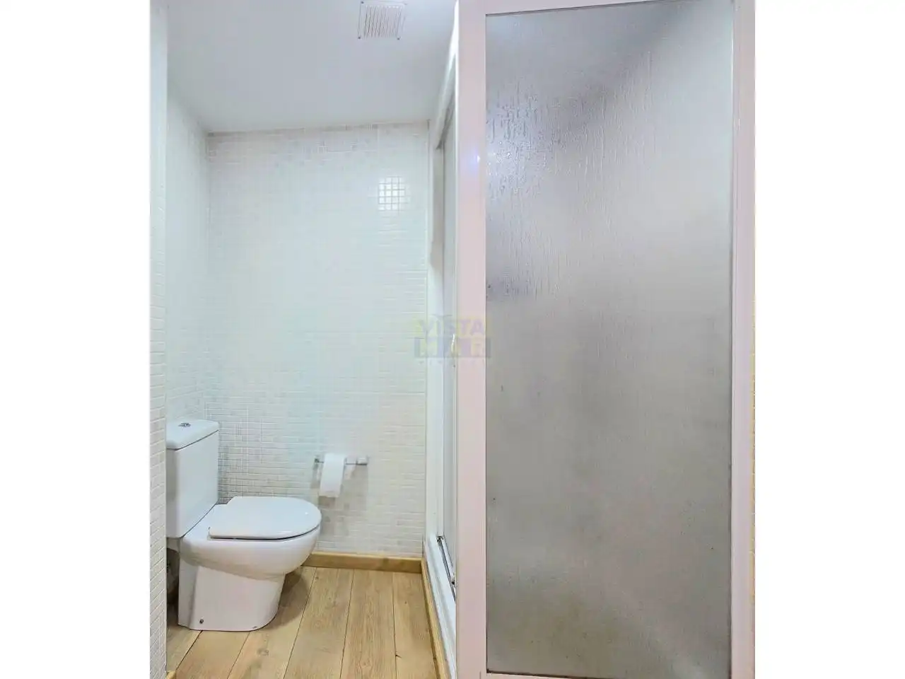 Baño de Casa adosada en venta en Vilanova i la Geltrú con Aire acondicionado, Calefacción y Jardín privado