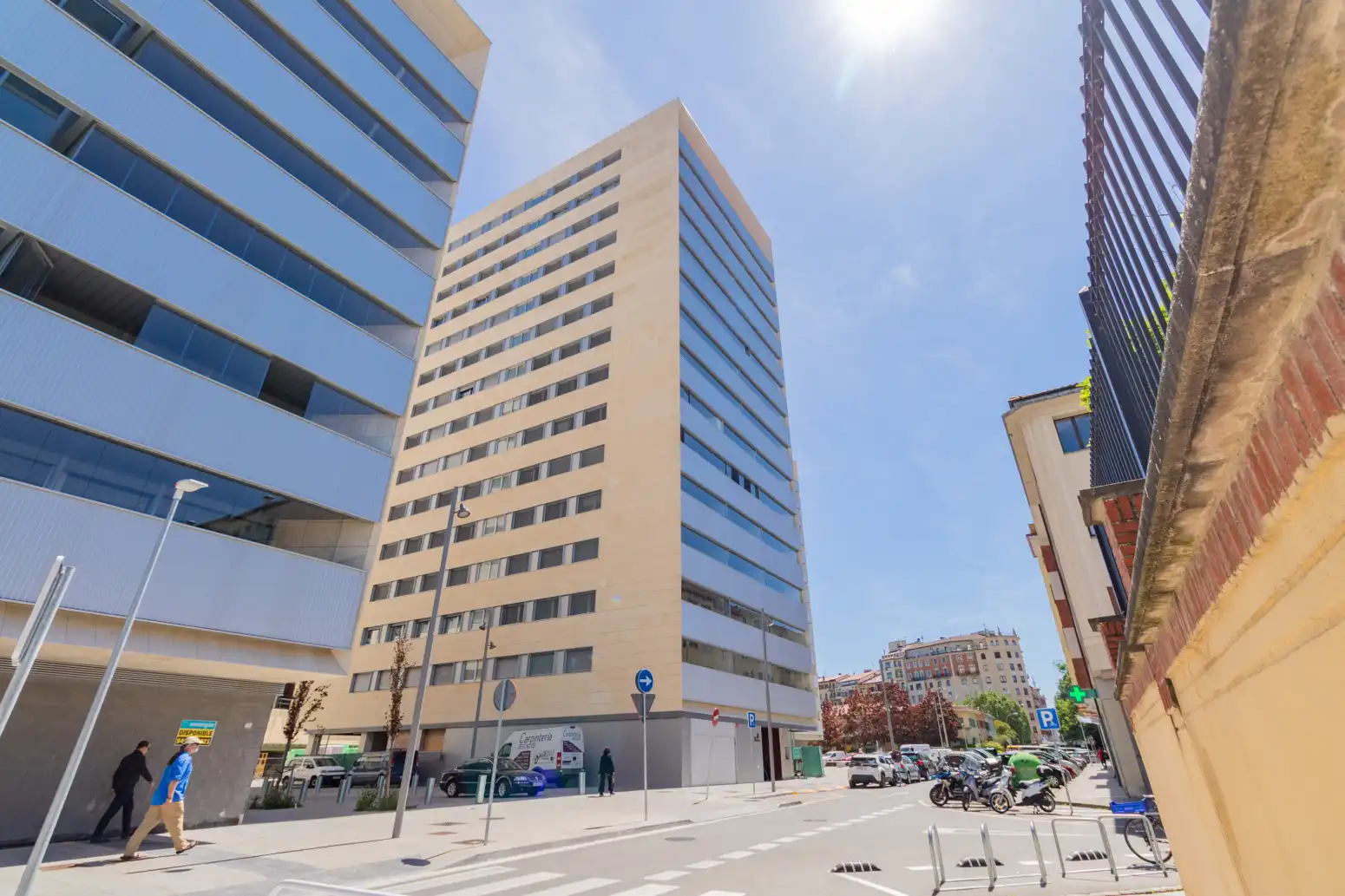 Außenansicht von Wohnung zur Miete in  Pamplona / Iruña mit Klimaanlage, Heizung und Terrasse