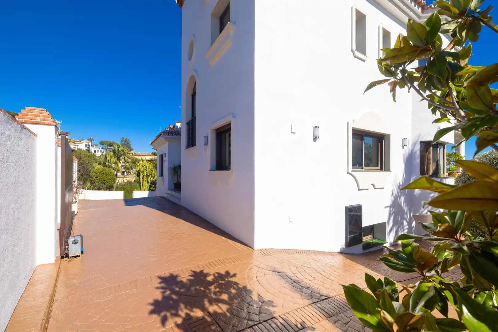 Vista exterior de Casa o xalet en venda en Marbella amb Aire condicionat, Jardí privat i Terrassa
