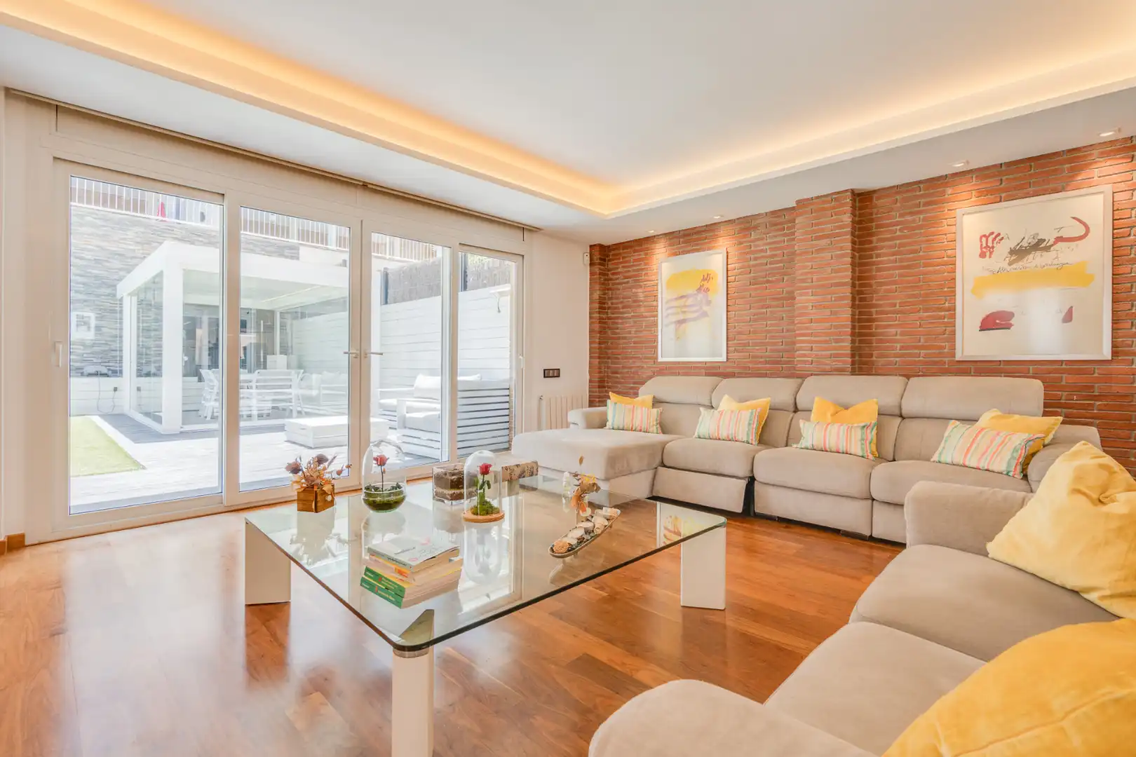 Sala de estar de Casa adosada en venta en Sant Quirze del Vallès con Aire acondicionado, Calefacción y Jardín privado