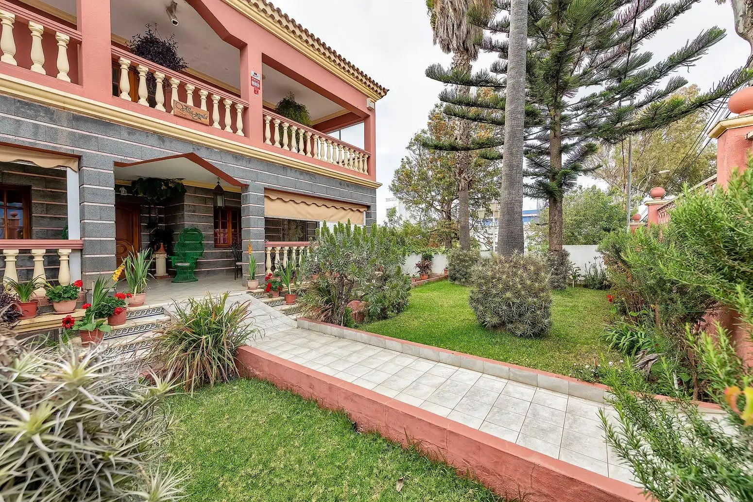 Vista exterior de Casa o xalet en venda en Las Palmas de Gran Canaria amb Aire condicionat, Jardí privat i Terrassa
