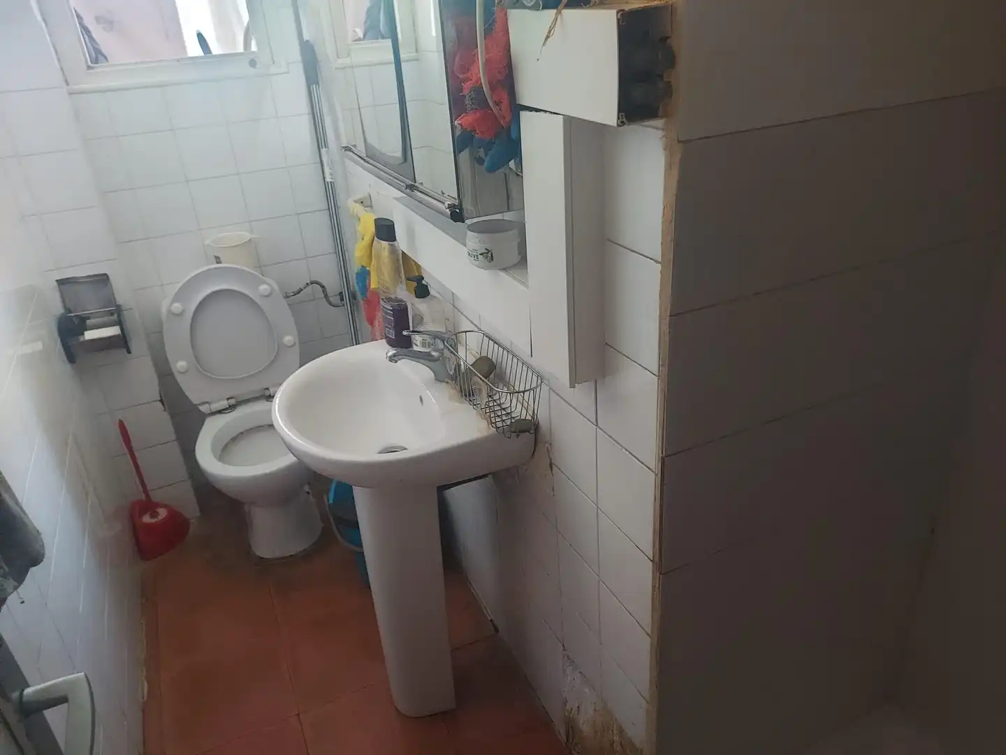 Badezimmer von Wohnung zum Verkauf in Salt mit Balkon