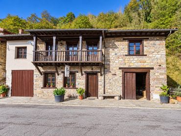 Casa rústica con balcón en venta en Los Tojos