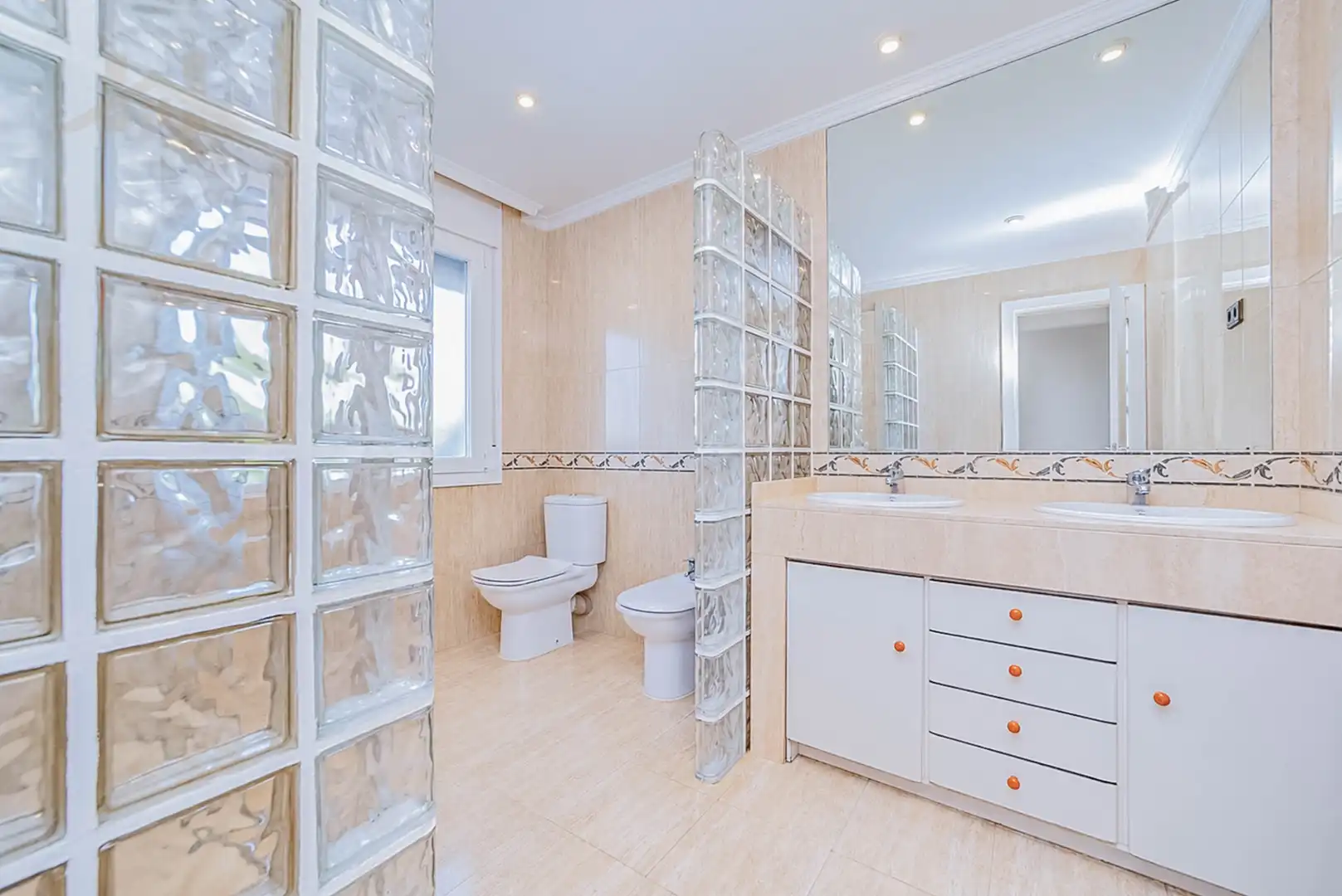 Bathroom of Houses for sale in Moraleja de Enmedio, Madrid