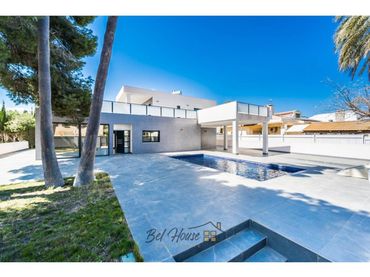 Villa mit Pool zum Verkauf in Calle José Zorrilla 15