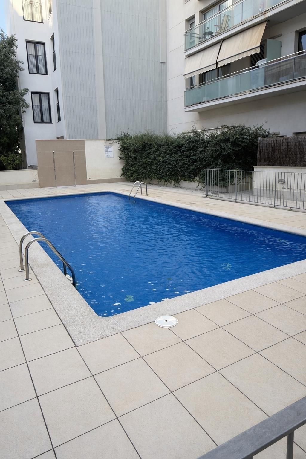 Piscina de Pis en venda en L'Hospitalet de Llobregat amb Aire condicionat, Jardí privat i Parquet