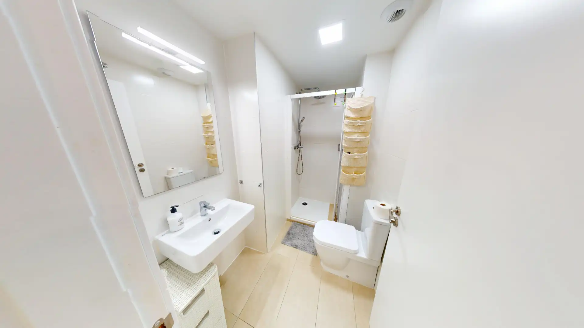 Badezimmer von Wohnung zum Verkauf in Alicante / Alacant mit Klimaanlage, Heizung und Parkett