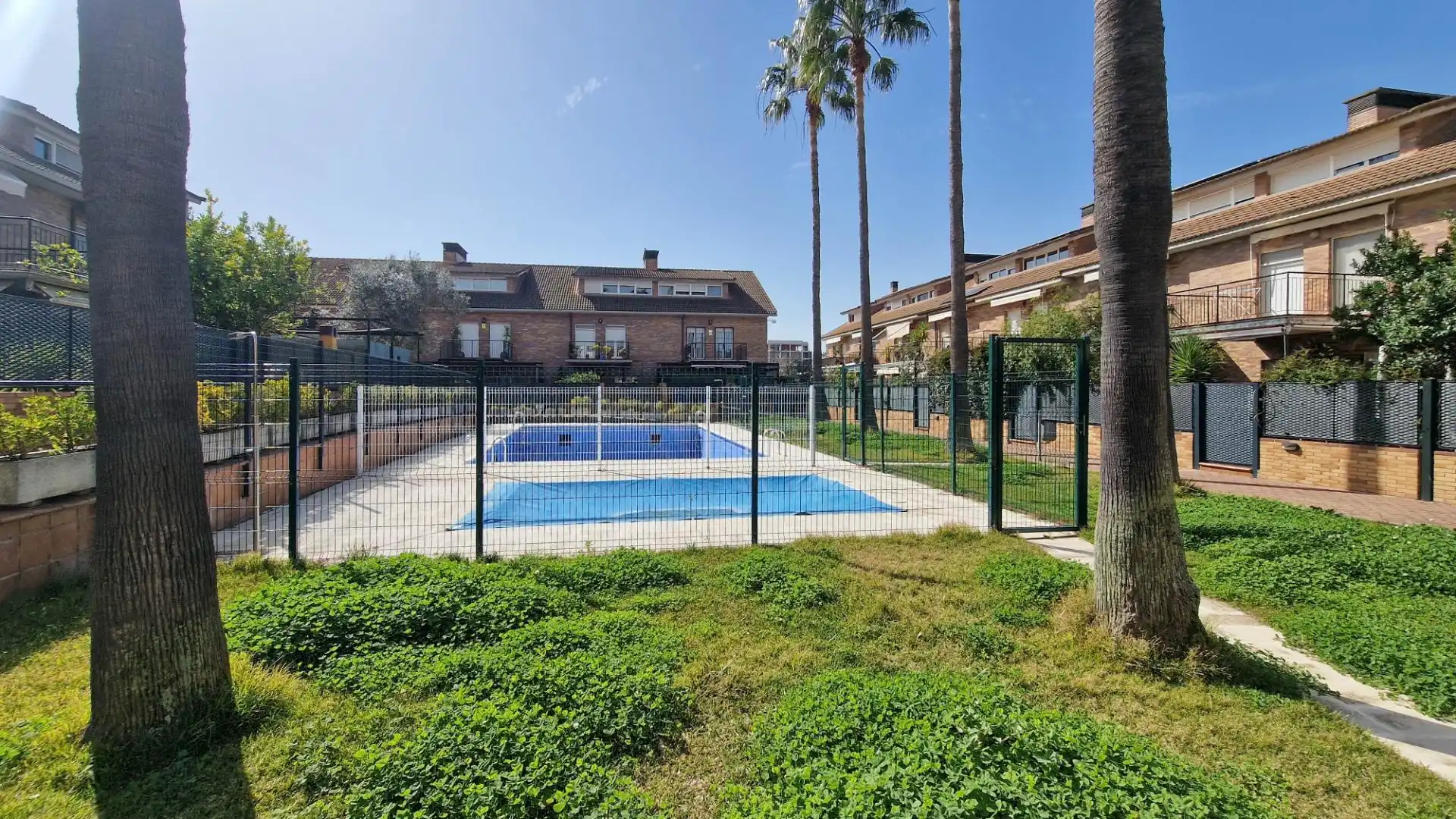 Piscina de Casa adosada en venda en Badajoz amb Aire condicionat, Jardí privat i Terrassa