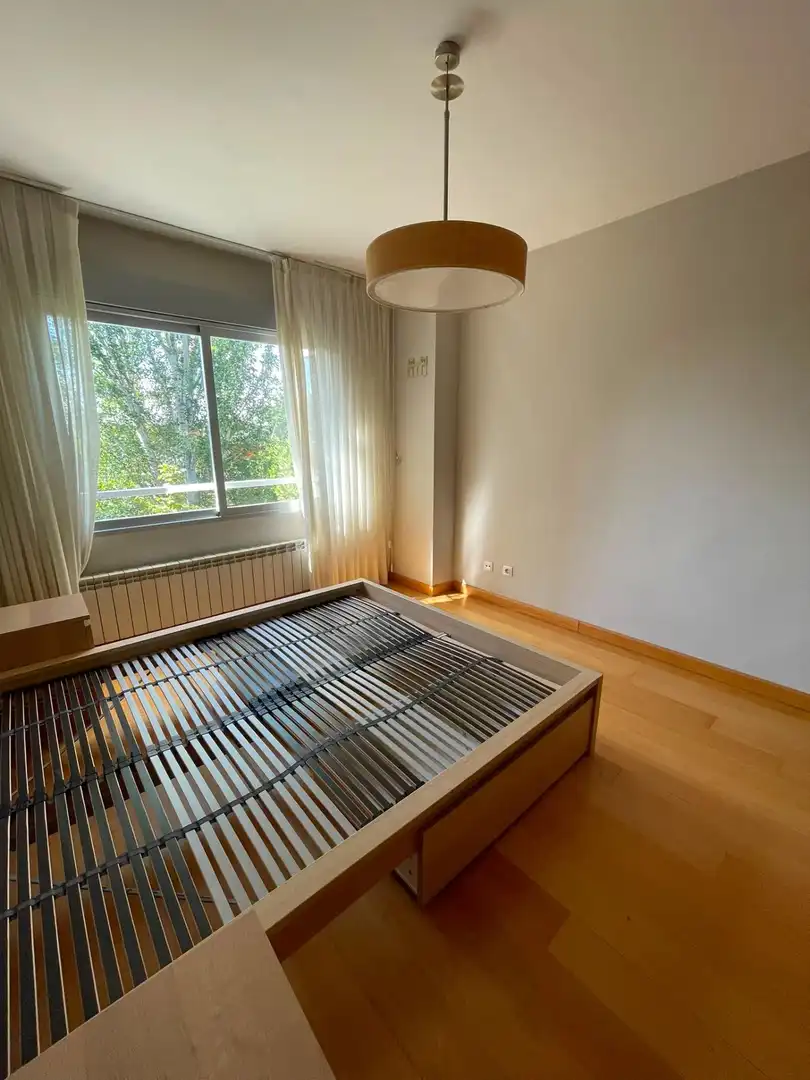 Bedroom of Flat for rent in Pozuelo de Alarcón  with Air Conditioner, Heating and Private garden