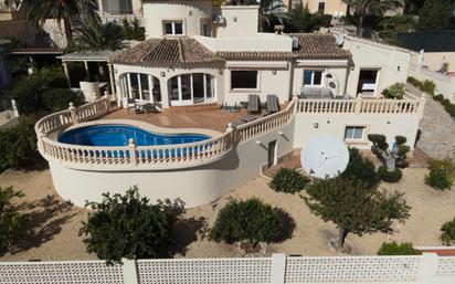Vista exterior de Casa o xalet en venda en Calpe / Calp amb Aire condicionat, Calefacció i Jardí privat