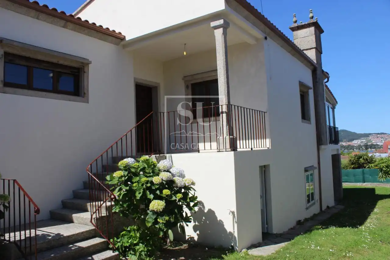 Vista exterior de Casa o xalet en venda en Nigrán amb Calefacció, Jardí privat i Terrassa