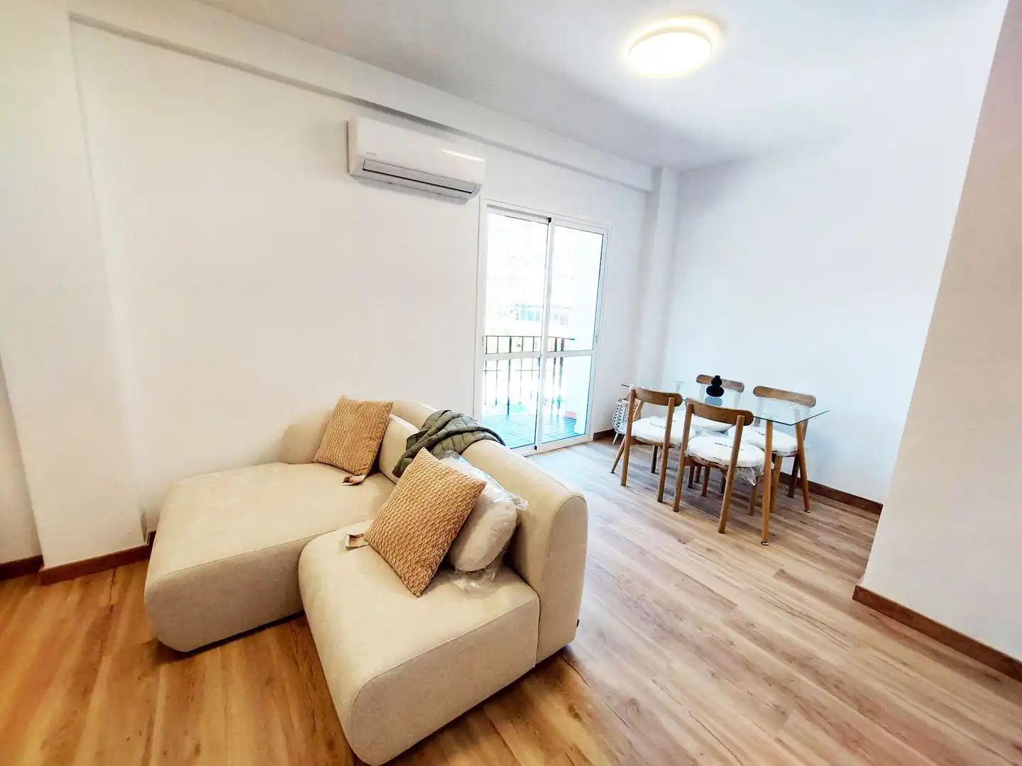 Sala d'estar de Pis en venda en Benalmádena amb Aire condicionat, Terrassa i Moblat