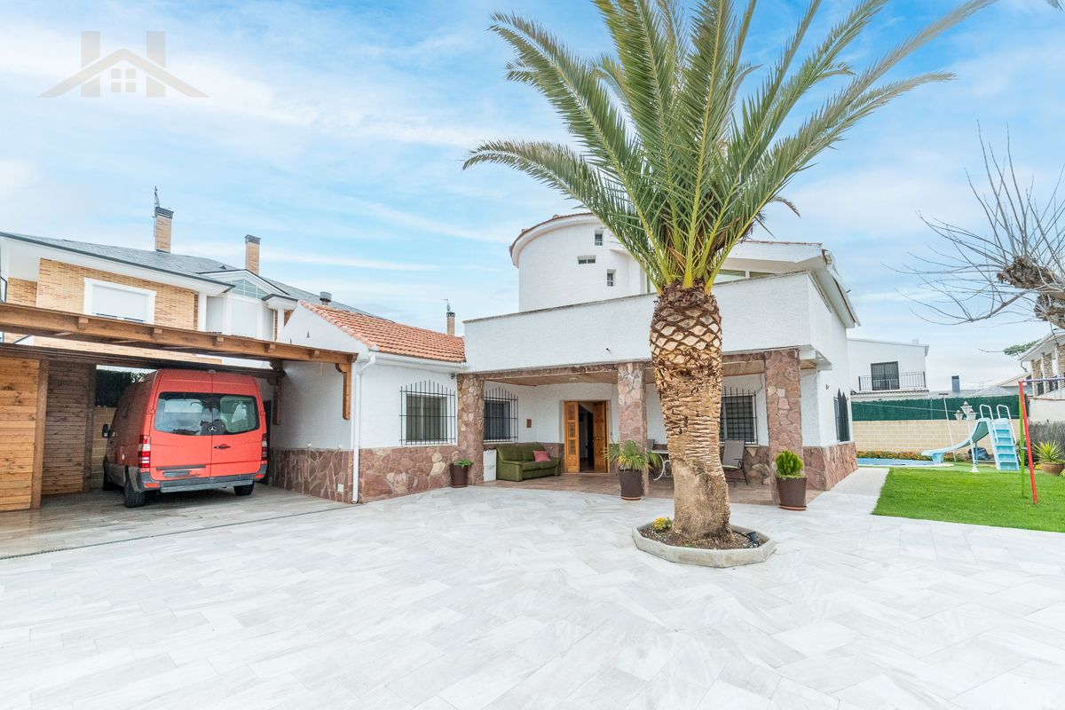 Exterior view of House or chalet for sale in Arroyomolinos (Madrid)  with Air Conditioner, Heating and Private garden