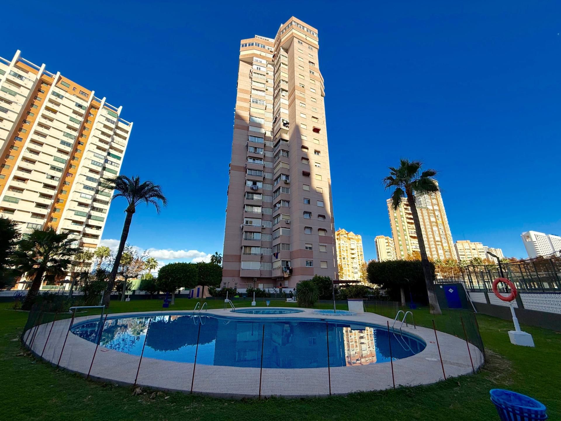 Vista exterior de Pis en venda en Benidorm amb Jardí privat i Piscina comunitària