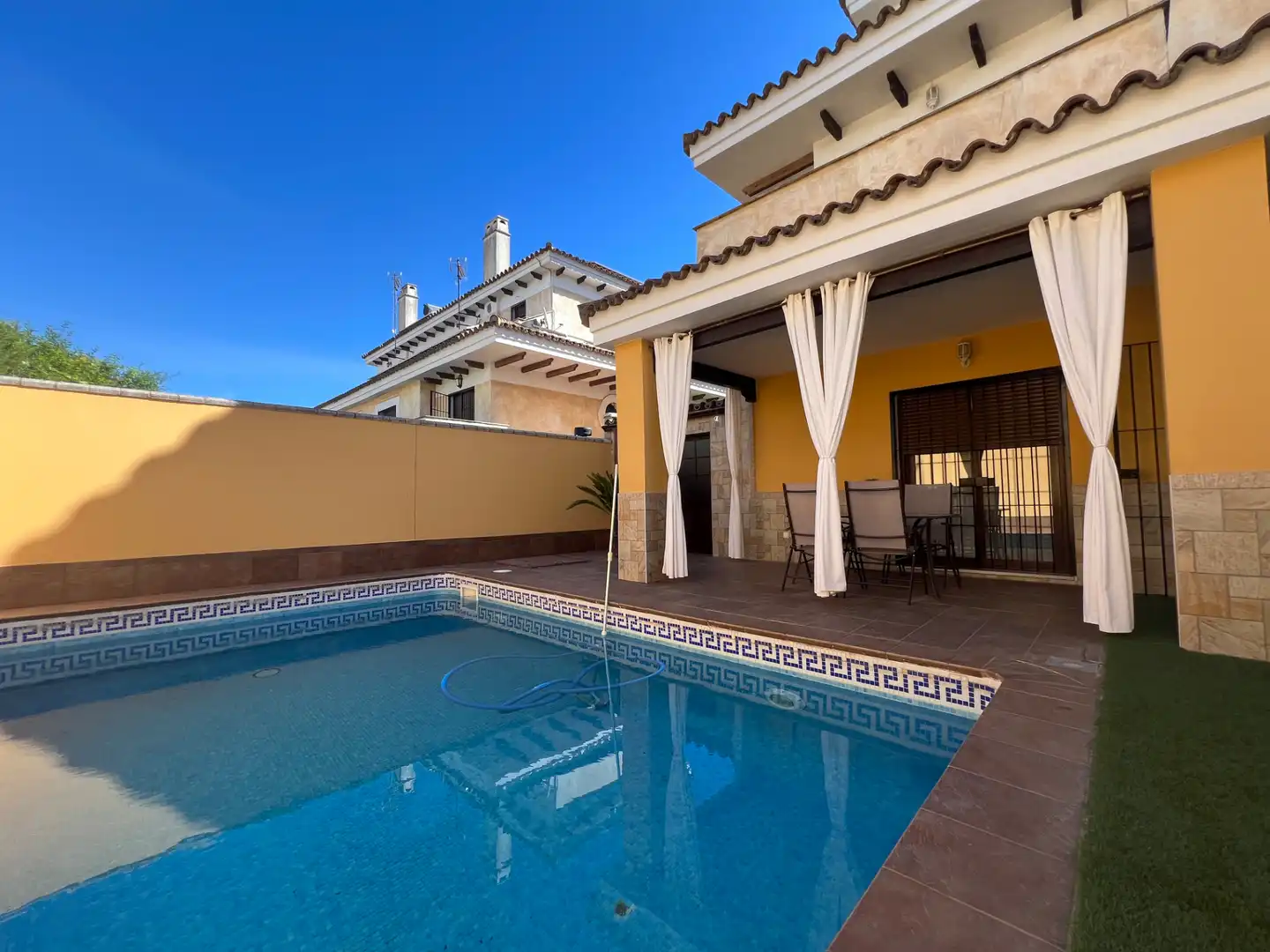 Piscina de Casa adosada en venda en Espartinas amb Aire condicionat, Calefacció i Jardí privat