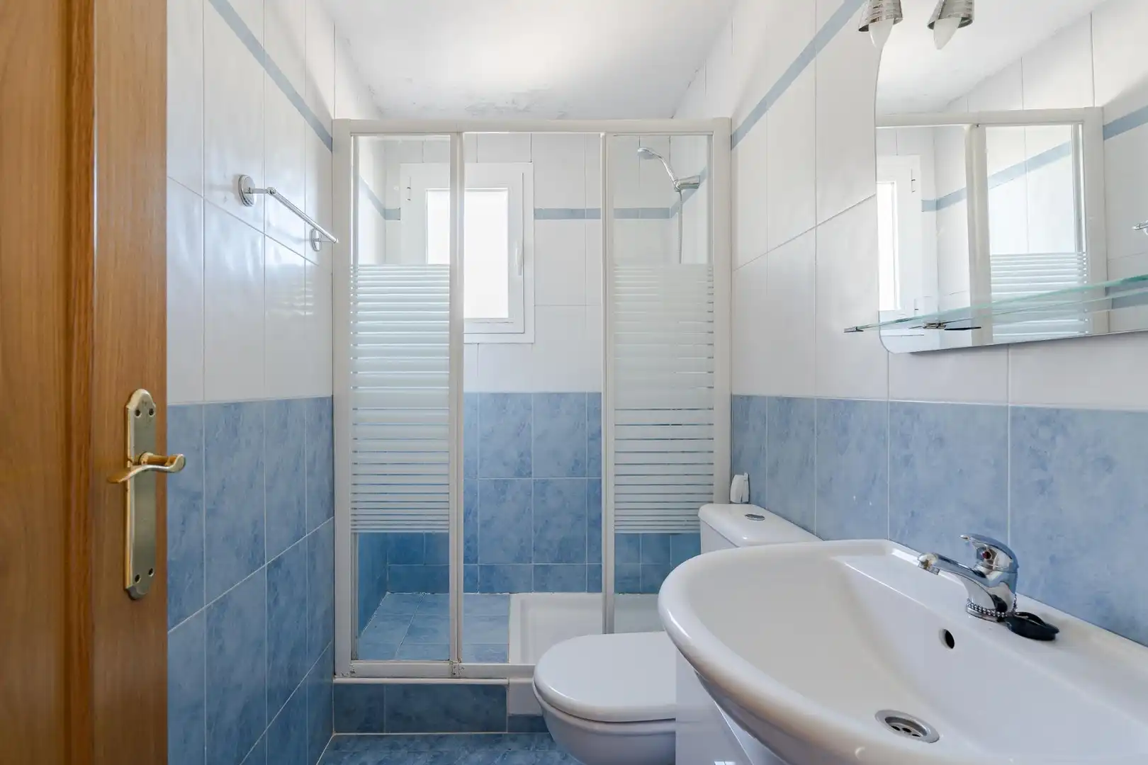 Badezimmer von Einfamilien-Reihenhaus zum Verkauf in Carabaña mit Heizung, Privatgarten und Terrasse