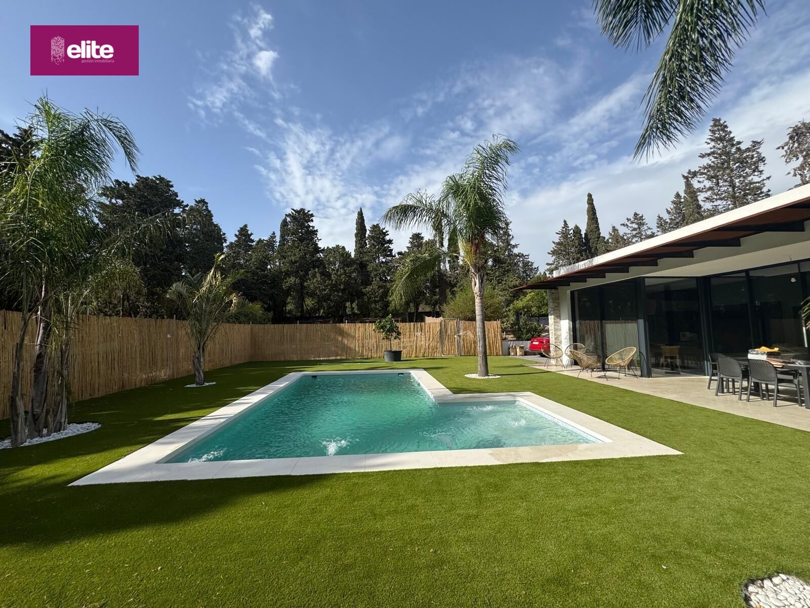 Piscina de Casa o xalet de lloguer en El Puerto de Santa María amb Aire condicionat, Jardí privat i Traster