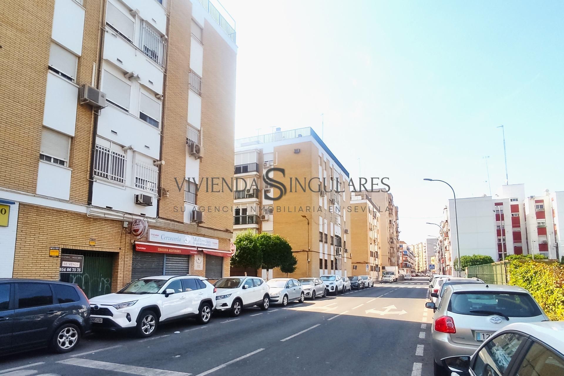 Exterior view of Premises for sale in  Sevilla Capital