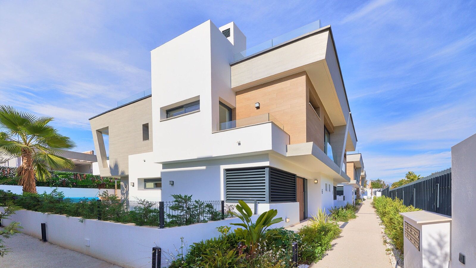 Vista exterior de Casa o xalet de lloguer en Marbella amb Aire condicionat, Jardí privat i Terrassa