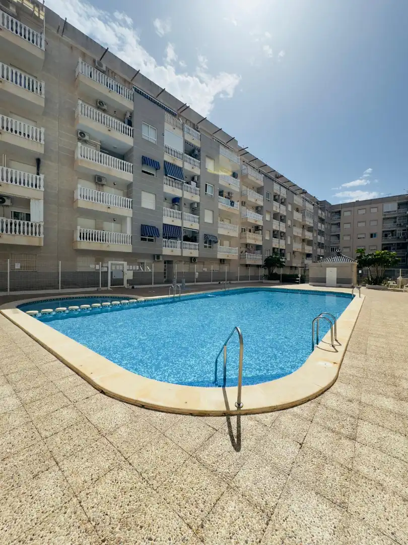 Schwimmbecken von Wohnung zum Verkauf in Torrevieja mit Klimaanlage, Heizung und Möbliert