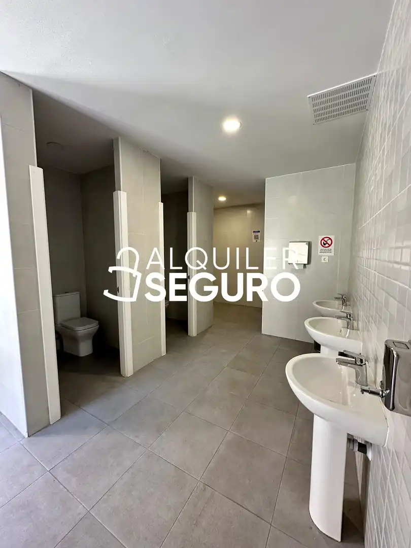 Baño de Piso de alquiler en Madrid con Calefacción, Terraza y Trastero