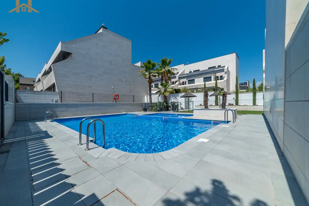 Piscina de Casa adosada en venda en Villanueva del Pardillo amb Aire condicionat, Calefacció i Terrassa