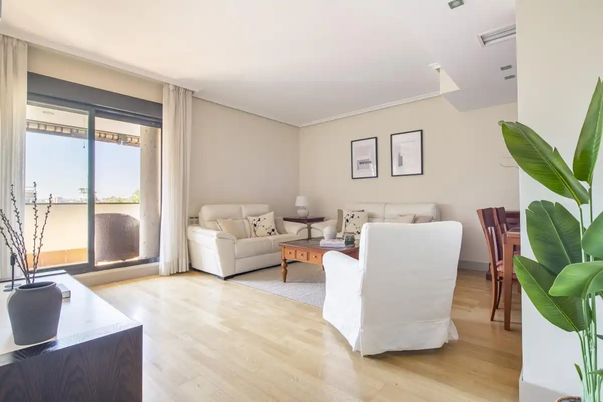 Sala d'estar de Àtic en venda en Pozuelo de Alarcón amb Aire condicionat, Calefacció i Jardí privat