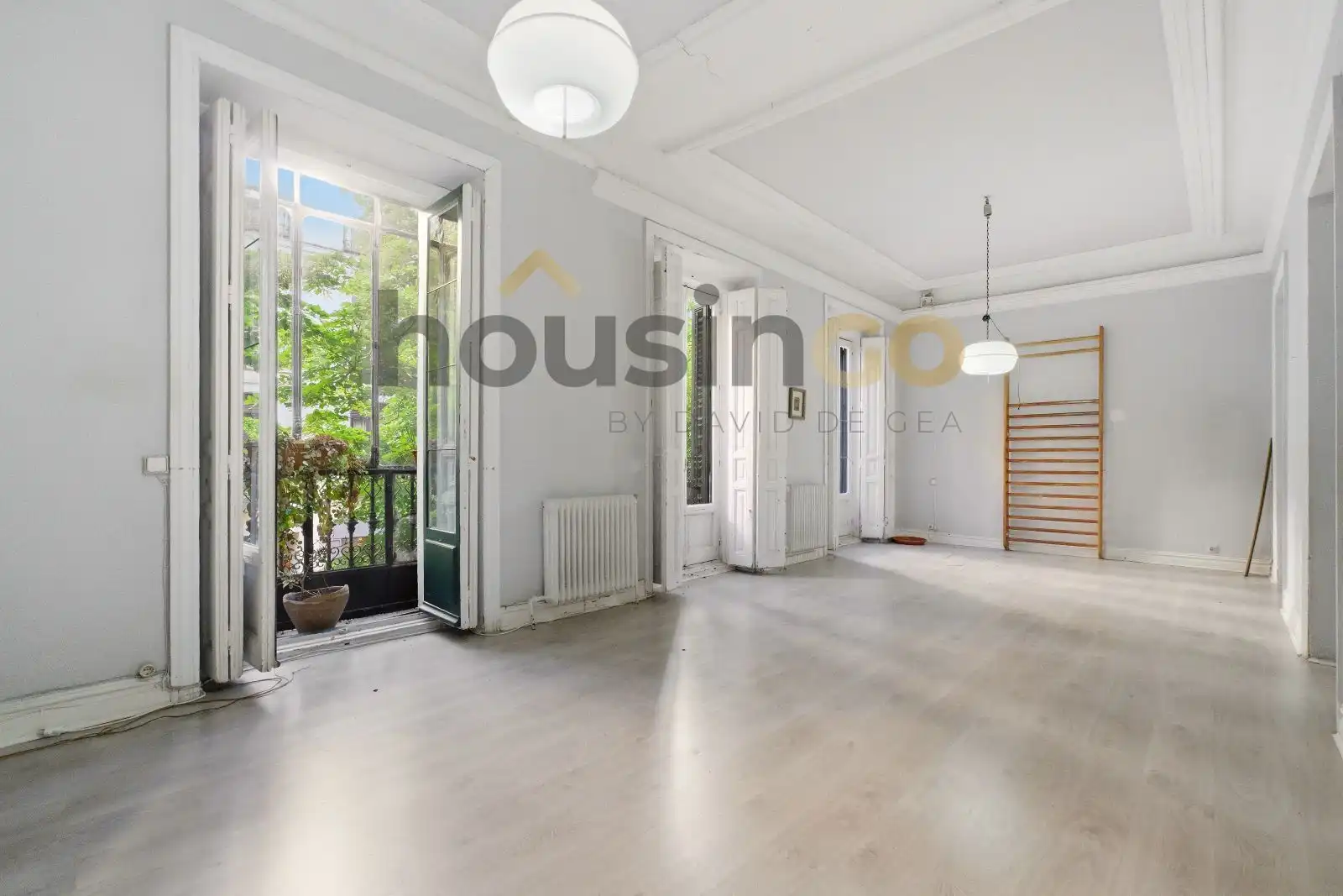 Vista exterior de Piso en venta en Madrid con Parquet, Terraza y Horno