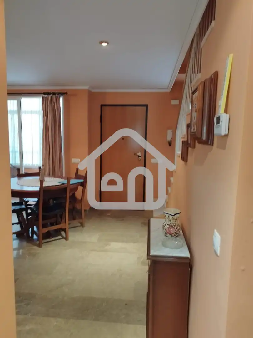 Einfamilien-Reihenhaus zum Verkauf in Requena mit Klimaanlage und Balkon