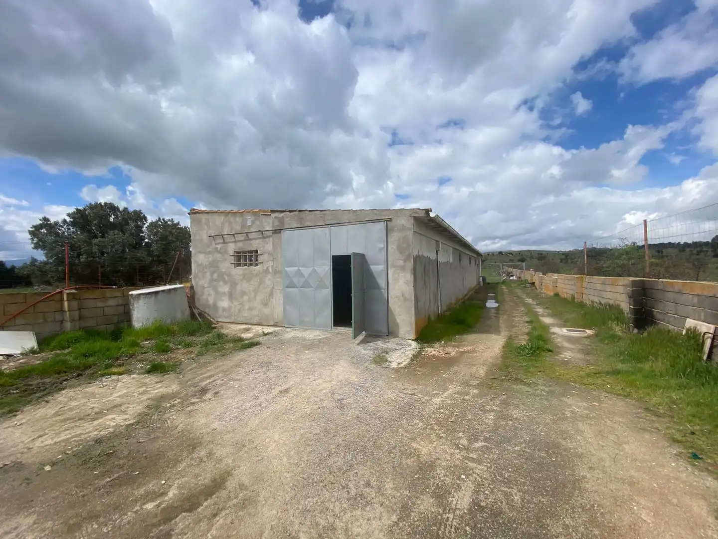 Vista exterior de Nave industrial en venta en Martiherrero