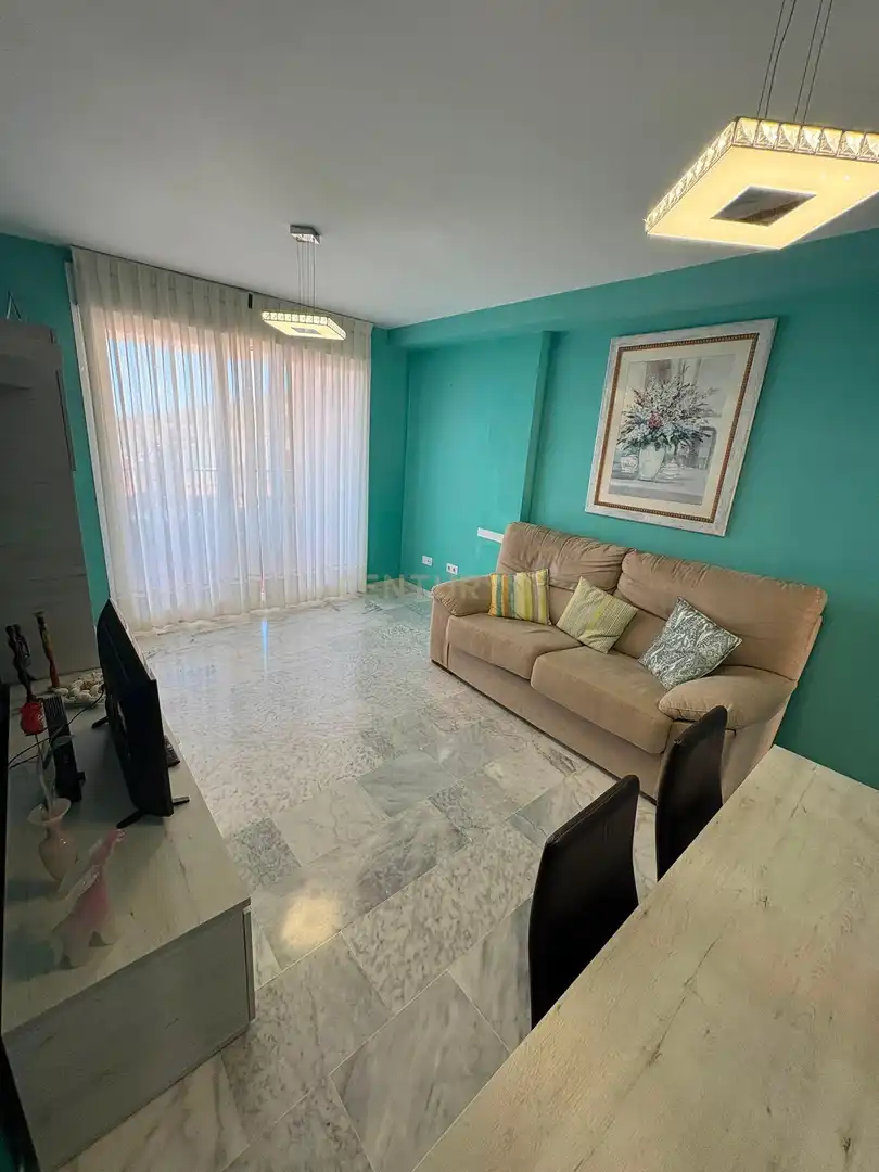 Sala de estar de Apartamento de alquiler en Benalmádena con Horno y Piscina comunitaria