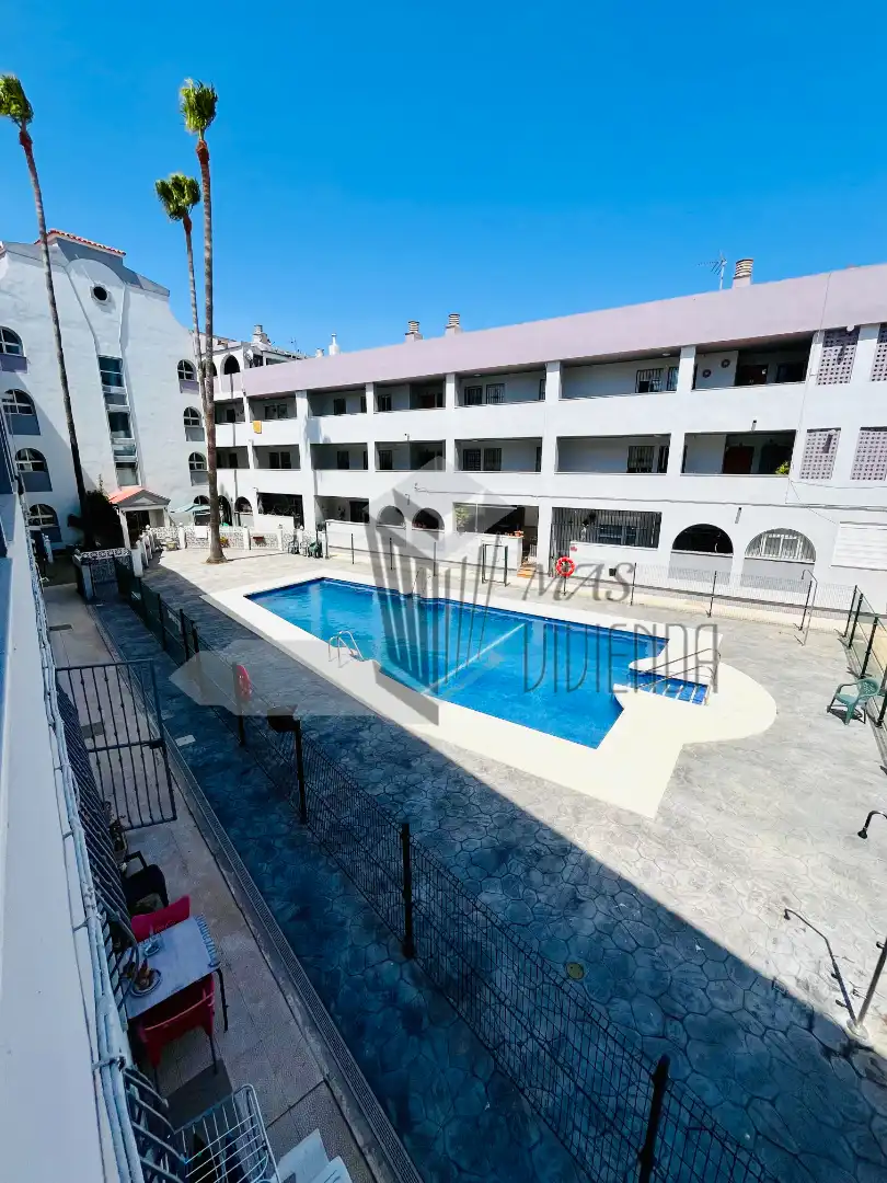 Piscina de Piso en venta en La Línea de la Concepción con Amueblado y Piscina comunitaria